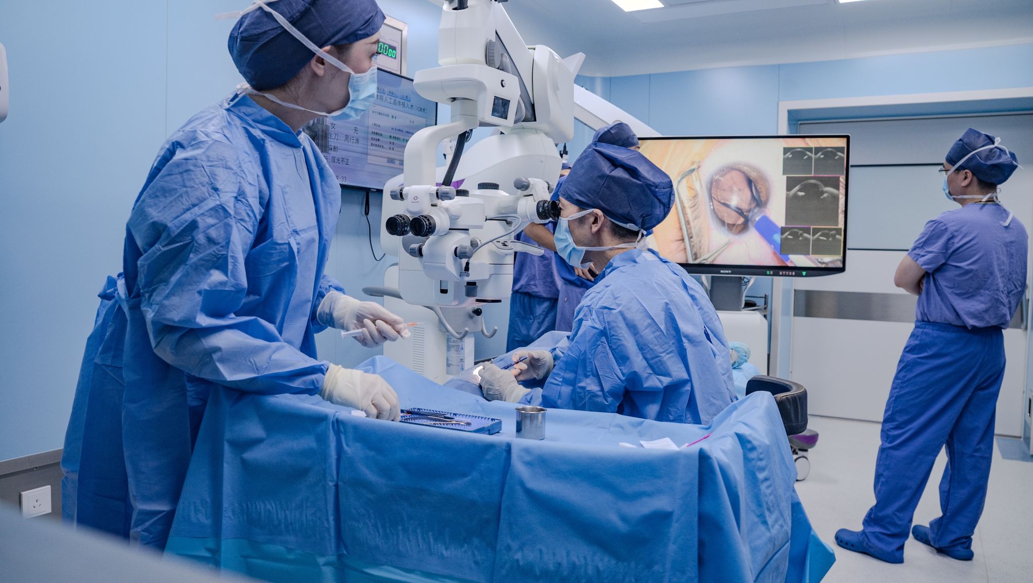 Chinese Medical Doctors using TowardPi's new intraoperative OCT Microscope